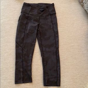 Lulu camo crop leggings